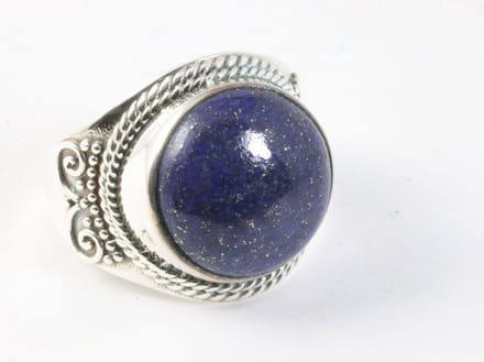 Zware bewerkte zilveren ring met lapis lazuli - maat 19