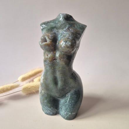 Mosagaat Vrouwenbeeld 15 cm 825g – Divine Feminine Edelsteen Sculptuur