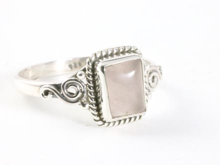 Fijne bewerkte zilveren ring met rozenkwarts - maat 20