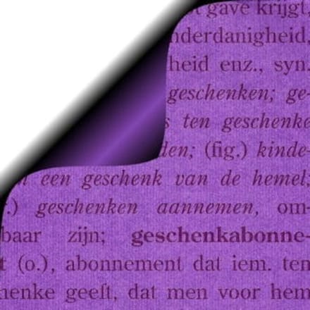 Inpakpapier Woordenboekprint Paars – 50 cm × 200 m – 70 g/m² Gestreept – Cadeaupapier
