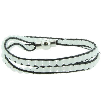 Behave - wikkelarmband met witte kralen - minimalistische trendstijl