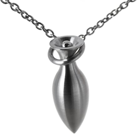 Ashanger edelstaal, model Amphora. Hier afgebeeld aan edelstalen schakel collier van Nobel Memoria.