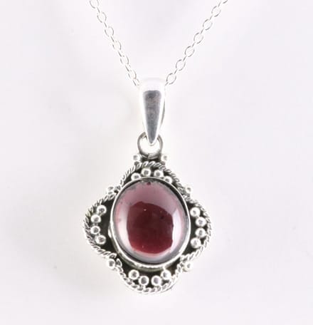 Bewerkte zilveren hanger met granaat aan ketting