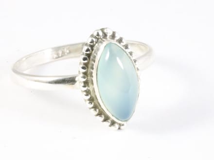 Fijne bewerkte zilveren ring met aqua chalcedoon - maat 17