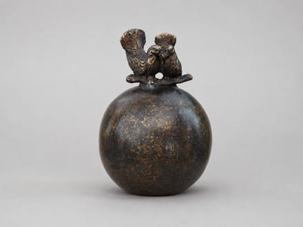 Decoratief Beeld - Bronzen Beelden: Urne Met Duiven - Kunststof - Bronzart - Multicolor - 6 X 8 Cm