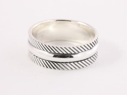 Hoogglans zilveren ring met schuine ribbels - maat 19