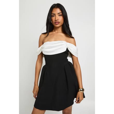 boohoo Dames Contrasterende drape detail mini skaterjurk | Black | Maat: 8
