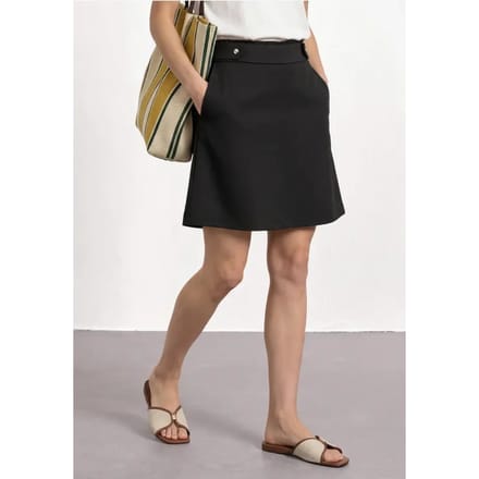 Knielange rok met knoopdetails