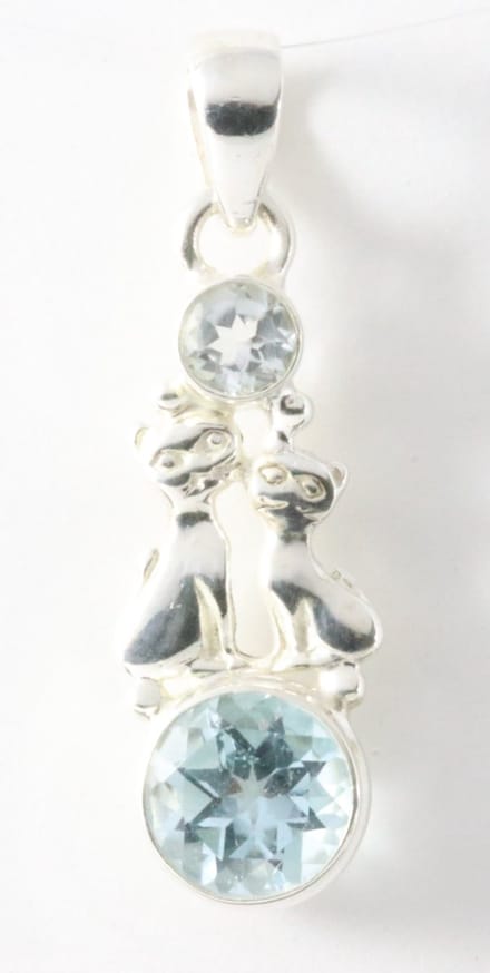 Zilveren hanger met blauwe topaas en katten