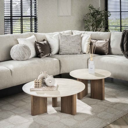 Set van 2 ronde salontafels Jimi travertin blad met walnoot onderstel