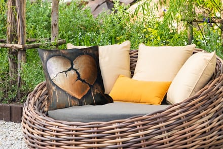 Buitenkussen - Gebroken hart - Goud - Houtlook - Liefde - 45x45 cm - Weerbestendig
