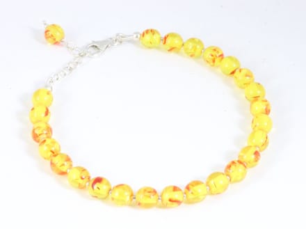 Armband van amber en zilveren kralen