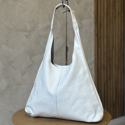 Luka – witte driehoekige leren tas / shopper