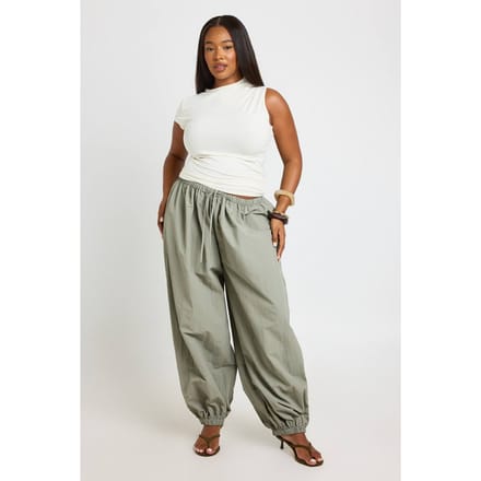 boohoo Dames Plus Nylon Ballonbroek Barrel | Kaki | Maat: 48
