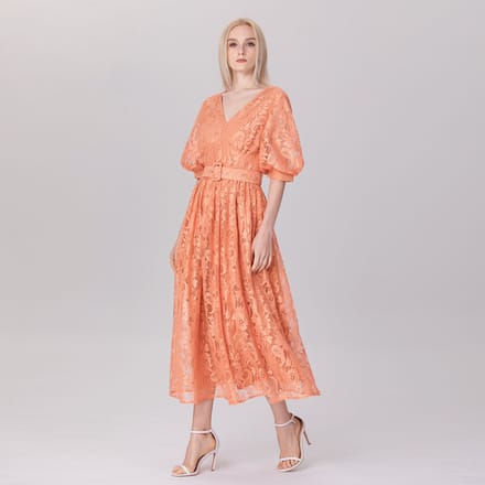 Jurk met pofmouwen en riem van kant