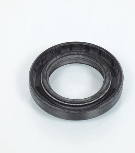 Un joint spi d'axe de roue arrière 26x42x7mm pour scooter Peugeot 50cc 2 temps