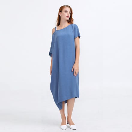 Minimalistische asymmetrische off-the-shoulder losse jurk