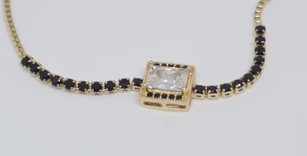 Armband met vierkantje en zwarte steentjes | goud gekleurd