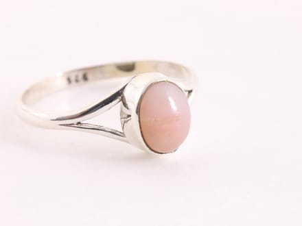 Fijne zilveren ring met roze opaal - maat 20