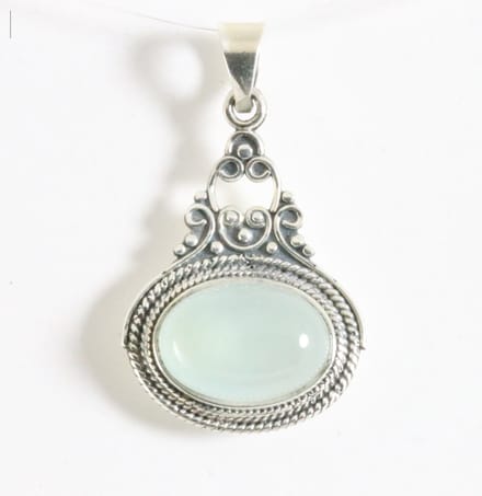 Bewerkte zilveren hanger met aqua chalcedoon