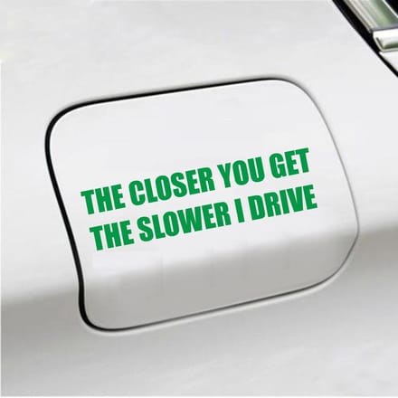 Bumpersticker - The Closer You Get The Slower I Drive - 4 X 14,8 - Groen