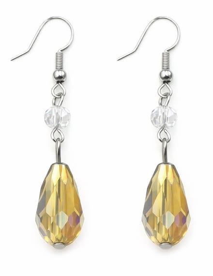 Oorhangers met goudkleurige druppelvormige kristal hanger