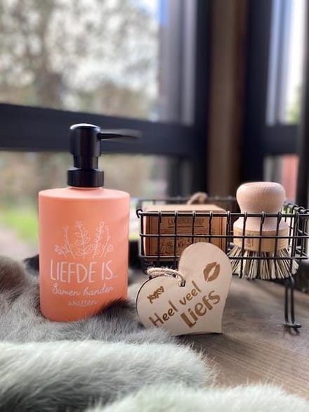 Creaties van hier - zeeppompje liefde is met houten hartje - glas