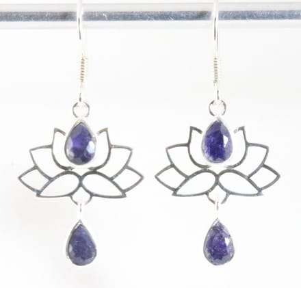 Zilveren lotus oorbellen met blauwe saffier