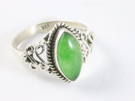 Fijne bewerkte zilveren ring met jade - maat 16
