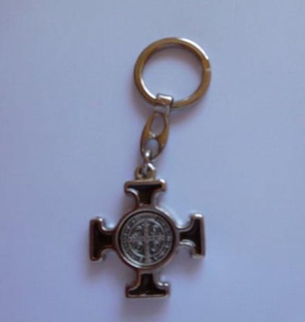 Sleutelhanger Benedictus kruis bruin