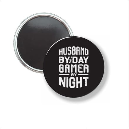 Button Met Magneet 58 MM - Husband By Day Gamer By Night - NIET VOOR KLEDING