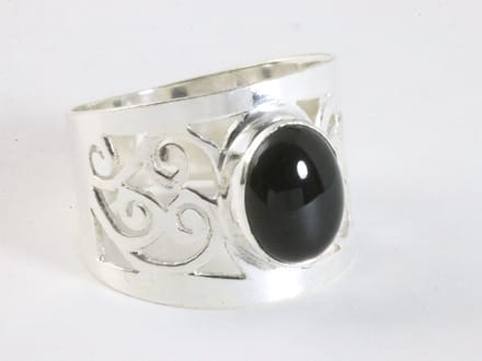 Brede opengewerkte zilveren ring met onyx - maat 21
