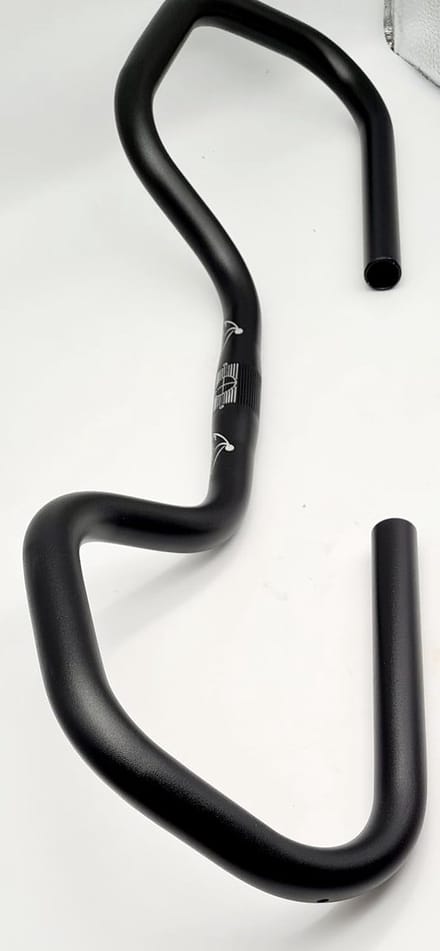 Multifunctioneel Aluminium Fietsstuur met 3 Greepposities - 25,4 mm Klem - 620 mm Breedte