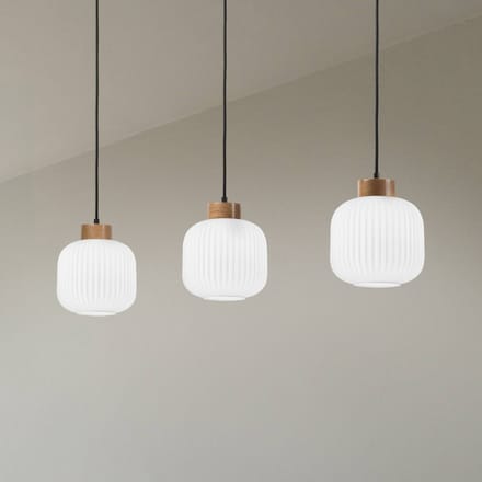 Lamkur Harmony hanglamp, lengte 110 cm, opaalglas eikenhout 3-lamps.