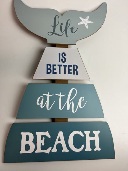 Tekst bord "Live is better at the beach" Vis staart look
