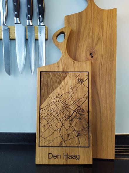Borrelplank met stadskaart Den Haag - Massief Eikenhout – 50cm Lang