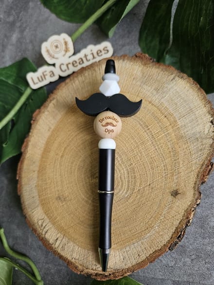 Zwarte pen de coolste opa met snorretje