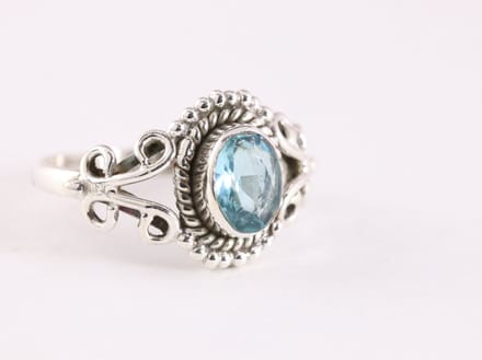 Fijne bewerkte zilveren ring met blauwe topaas - maat 18
