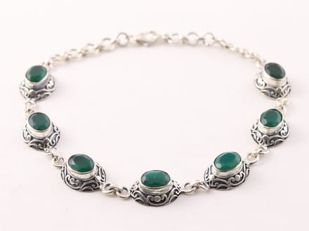 Bewerkte zilveren armband met smaragd