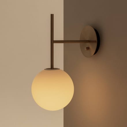 Audo Copenhagen Audo wandlamp TR Bulb Suspended messingkleurig, glas, dimbaar
