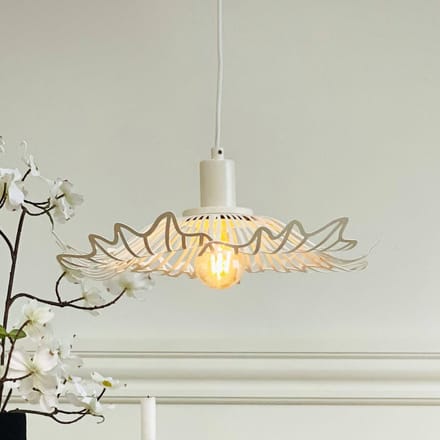 Dyberg Larsen hanglamp Flora, parelwit, Ø 40 cm, metaal