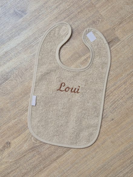 Gepersonaliseerd slabbetje cream met naam geborduurd