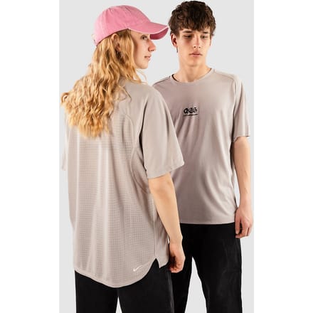 Nike ACG DFADV Solar Chase Nrg T-Shirt grijs