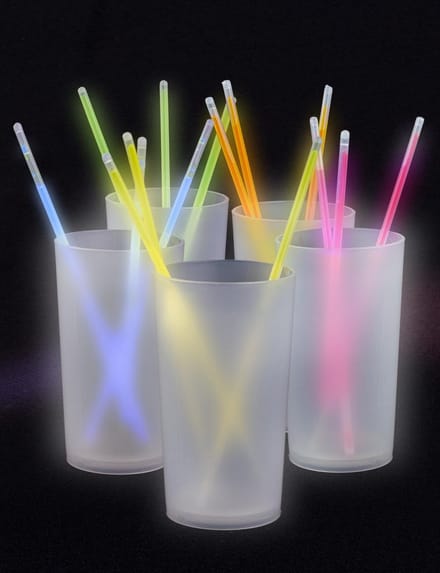 5 longdrink bekers + 15 roerstaafjes glow in the dark - party