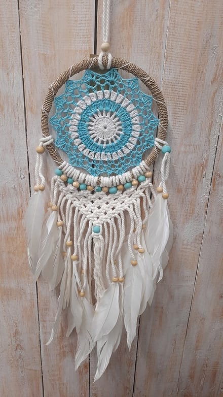 Dromenvanger touw bl/wit macrame + naturel kraal + witte veren ±17cm