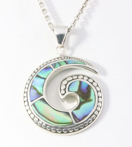 Bewerkte zilveren hanger met abalone schelp aan ketting
