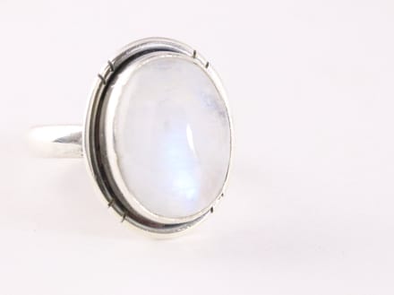 Ovale zilveren ring met regenboog maansteen - maat 20