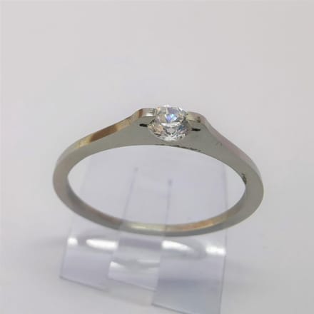 Schitterend dames edelstaal small platte ring met klein kristal in maat 16.