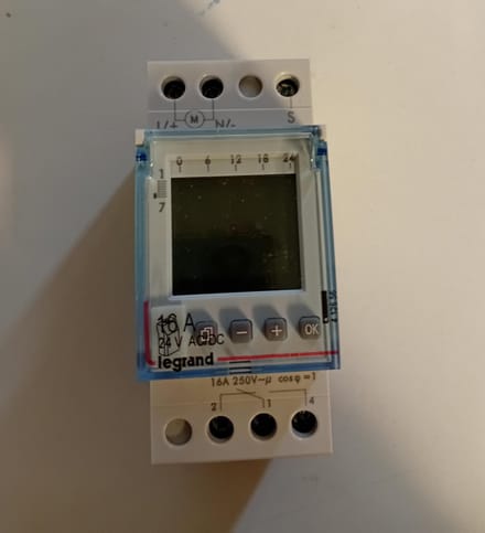 Legrand Digitale schakelklok voor paneelbouw.