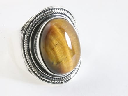 Bewerkte zilveren ring met tijgeroog - maat 16